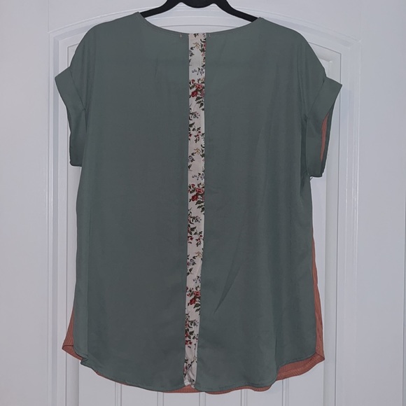 Beautiful Women’s Floral Pocketed Top - Picture 4 of 4
